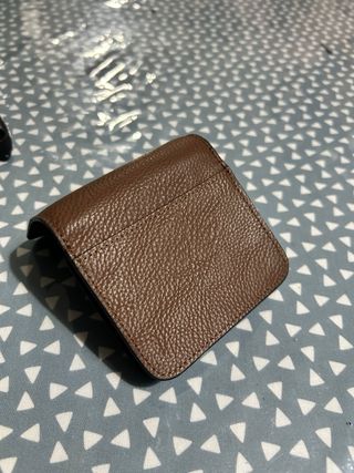 Monedero de piel marrón