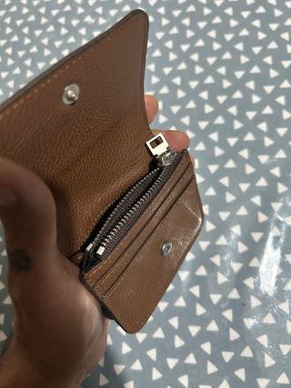 Monedero de piel marrón