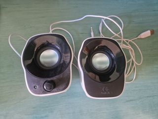 Altavoces Logitech Negros y Blancos