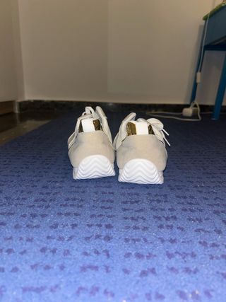 Zapatos cómodos beige y blancos