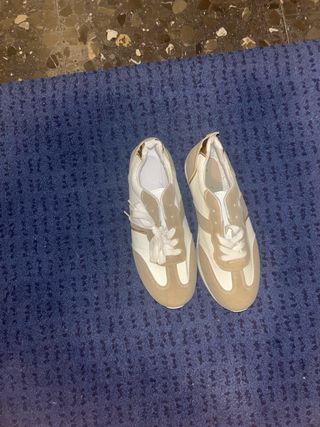 Zapatos cómodos beige y blancos
