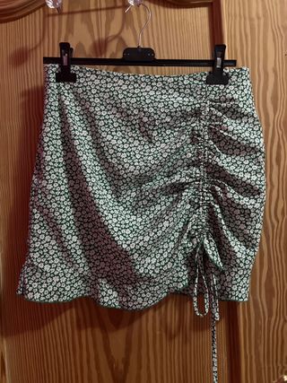 Falda verde con estampado floral