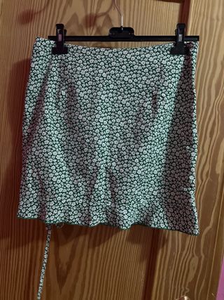 Falda verde con estampado floral