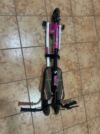 Patinete doble plegable rosa con casco añadido