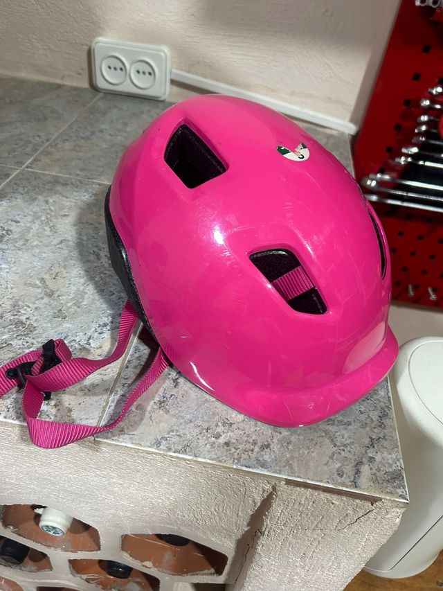 Patinete doble plegable rosa con casco añadido