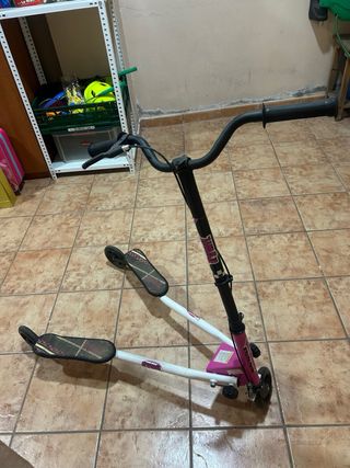 Patinete doble plegable rosa con casco añadido