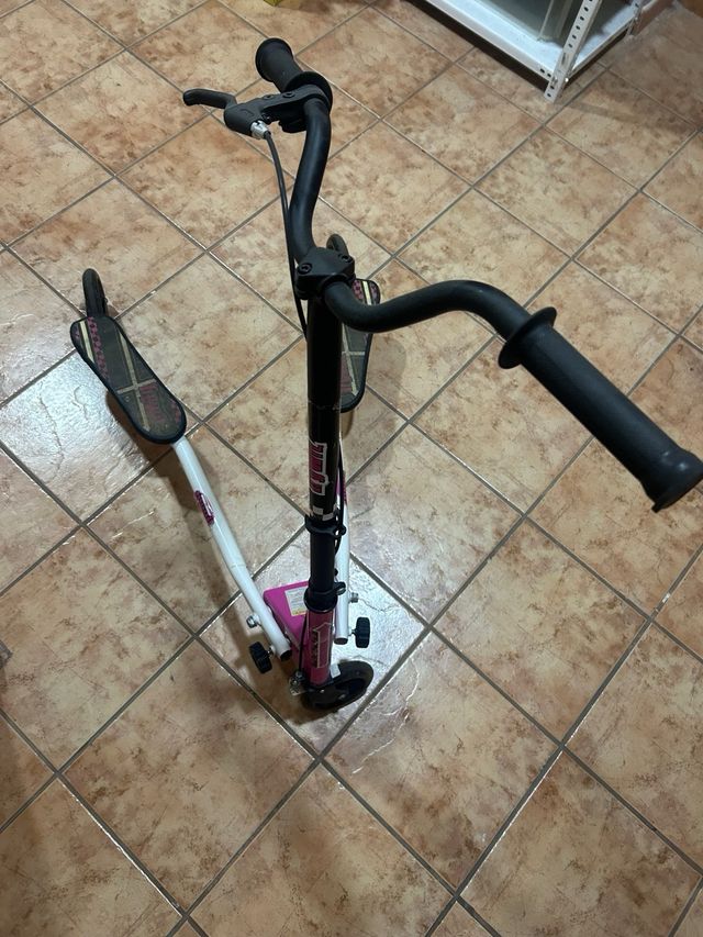 Patinete doble plegable rosa con casco añadido