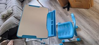 Escritorio infantil y silla azul