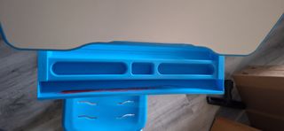 Escritorio infantil y silla azul