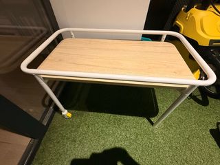 Mesa auxiliar con ruedas metal y madera