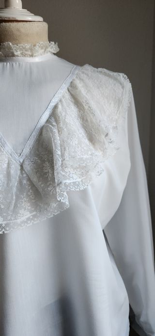 Blusa Vintage Blanca con Encaje