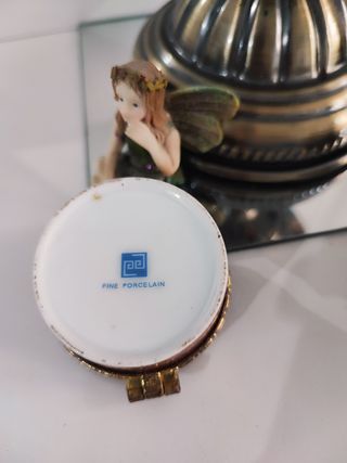 Pequeño joyero de porcelana fina con retrato.
