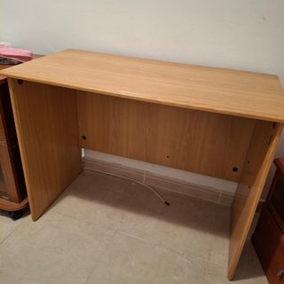 Escritorio de madera color beige