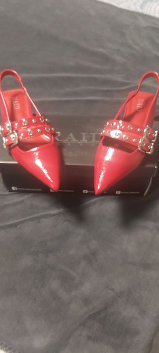 Zapatos RAID rojos destalonados con tachuelas