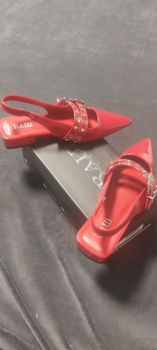 Zapatos RAID rojos destalonados con tachuelas