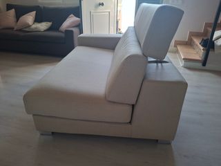 Sofá de tela beige con patas metálicas