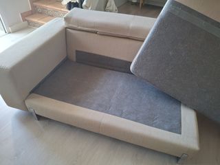 Sofá de tela beige con patas metálicas