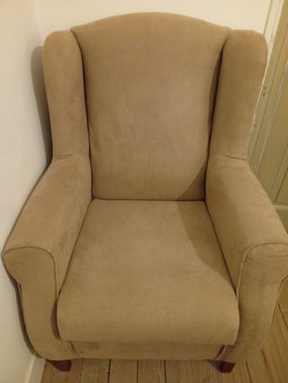 Sofá orejero beige de tela