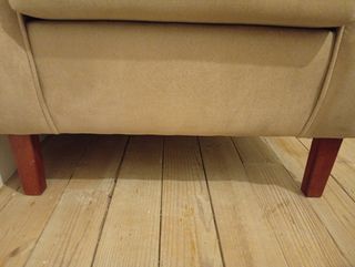 Sofá orejero beige de tela