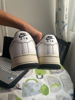 Nike Air Force 1 Blancas con Costuras Negras