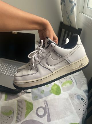 Nike Air Force 1 Blancas con Costuras Negras