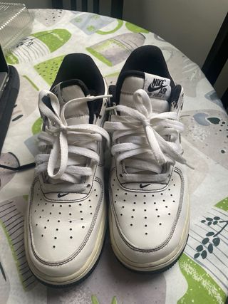 Nike Air Force 1 Blancas con Costuras Negras