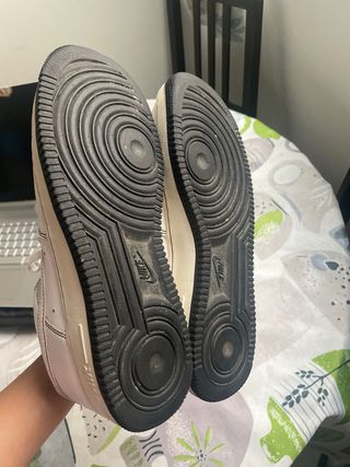 Nike Air Force 1 Blancas con Costuras Negras