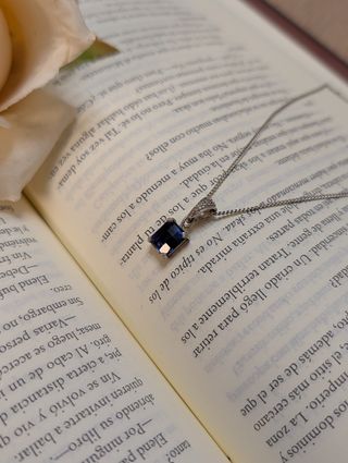 Collar con piedra azul y detalles plateados