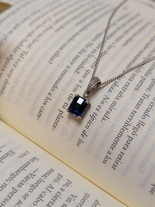 Collar con piedra azul y detalles plateados