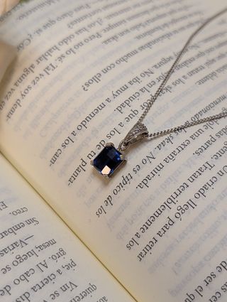 Collar con piedra azul y detalles plateados