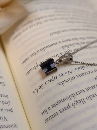 Collar con piedra azul y detalles plateados