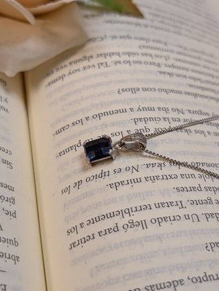 Collar con piedra azul y detalles plateados