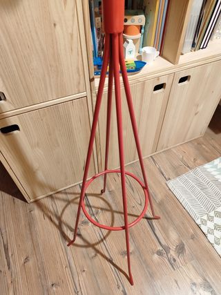 Perchero de pie de hierro rojo.