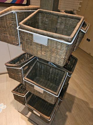 Expositor con cestas de mimbre