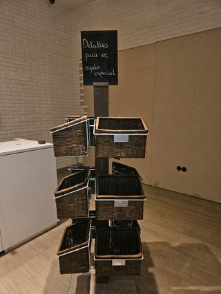 Expositor con cestas de mimbre