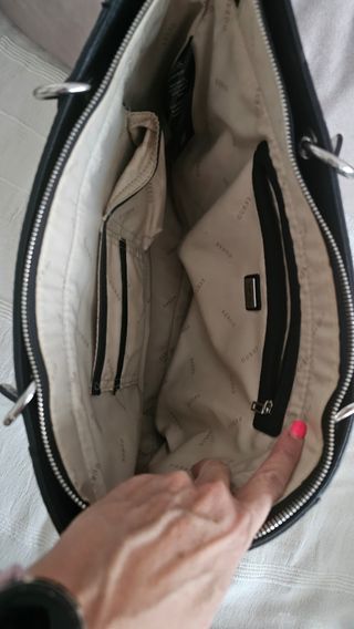 Bolso Guess Negro y Blanco con Tachuelas