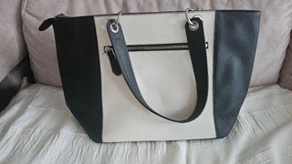 Bolso Guess Negro y Blanco con Tachuelas