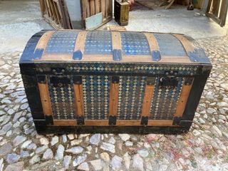 Baúl antiguo madera y metal