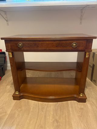 Mesa de raíz con cajón y estantes. 
