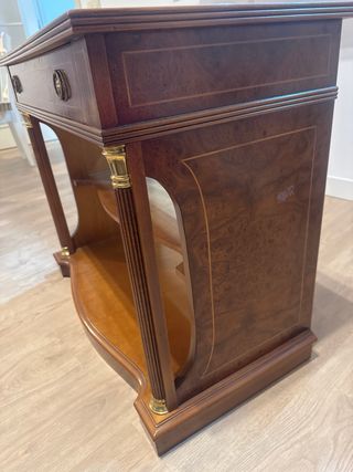 Mesa de raíz con cajón y estantes. 
