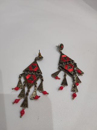 Pendientes artesanales largos dorados y rojos