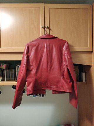 Cazadora de cuero roja