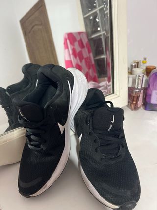 Zapatillas Nike Negras y Blancas revolution7