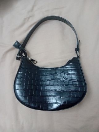 Bolso negro Stradivarius textura cocodrilo