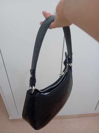 Bolso negro Stradivarius textura cocodrilo