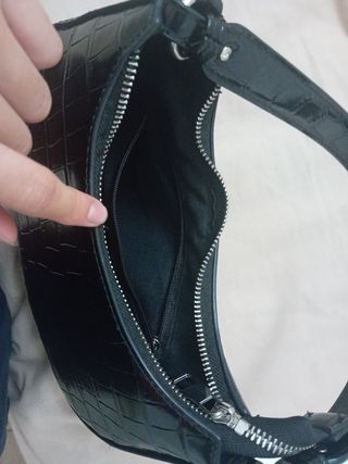 Bolso negro Stradivarius textura cocodrilo