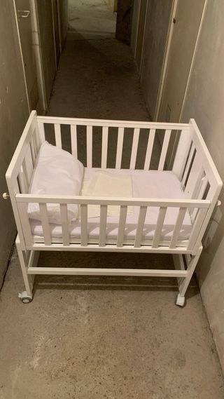 Mini cuna blanca con ruedas