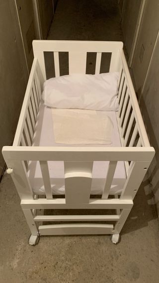 Mini cuna blanca con ruedas