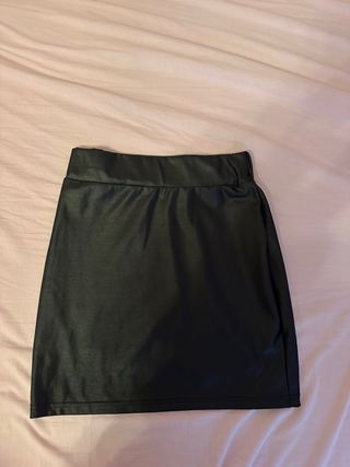 Falda de cuero negra