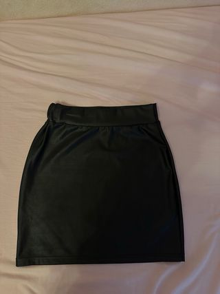 Falda de cuero negra
